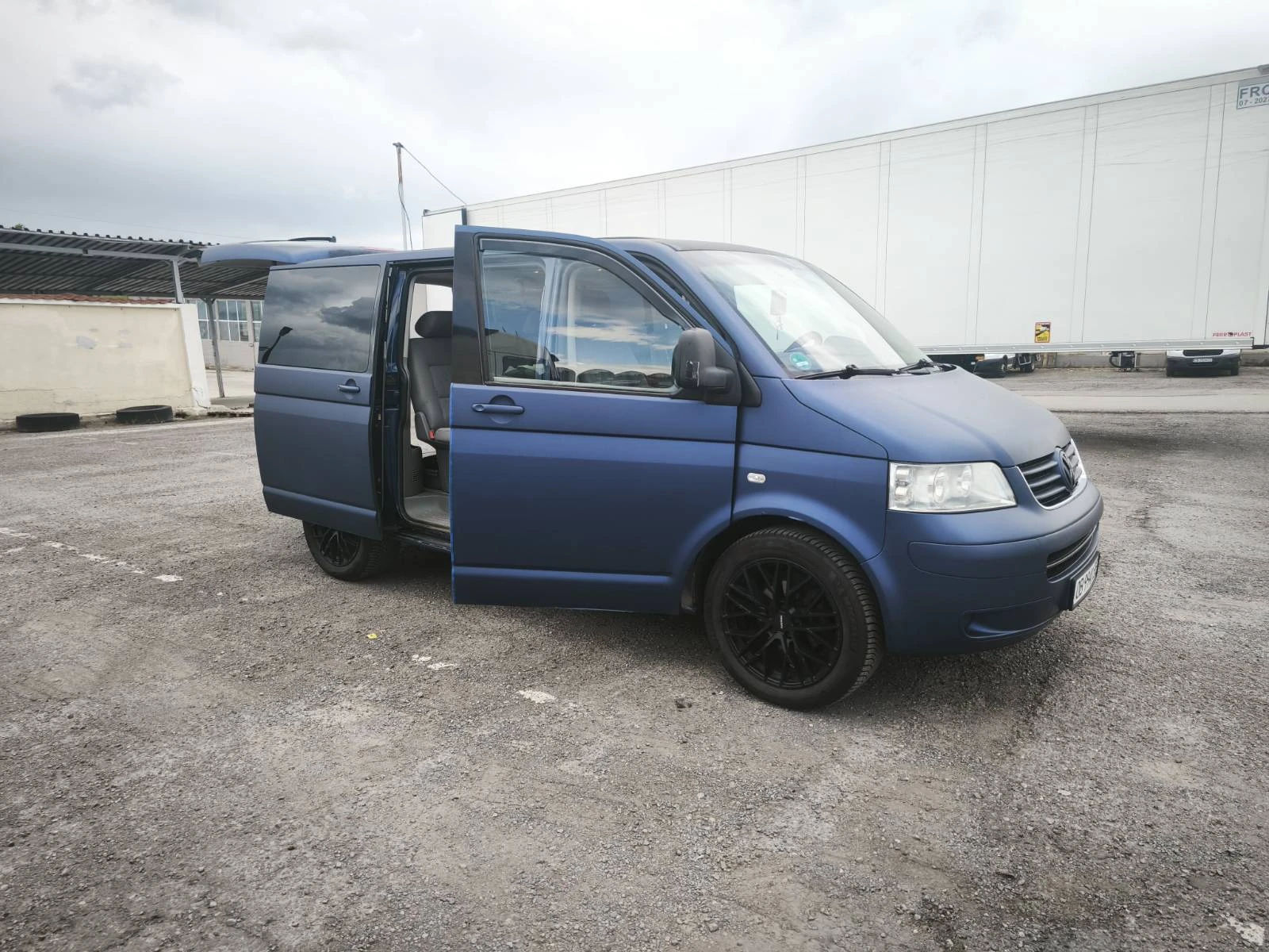 VW Multivan 2.5TDI / 130к.с., снимка 3 - Автомобили и джипове - 54564375