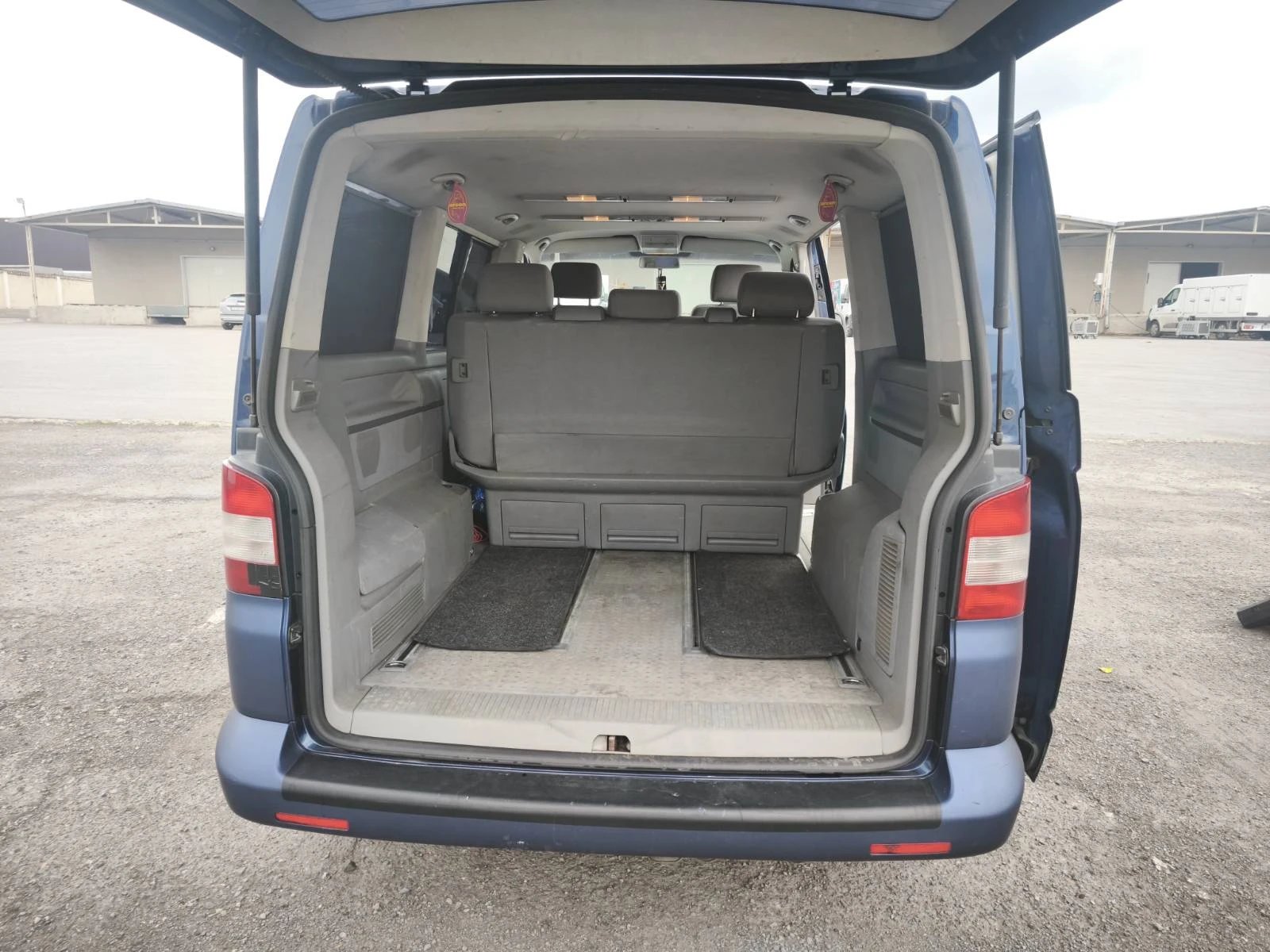 VW Multivan 2.5TDI / 130к.с., снимка 11 - Автомобили и джипове - 54564375