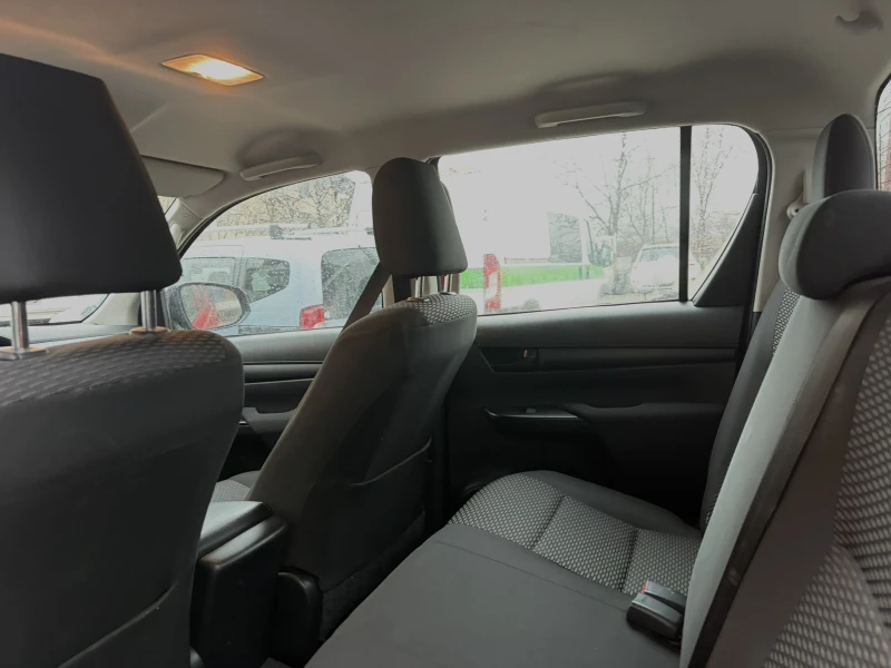 Toyota Hilux, снимка 11 - Автомобили и джипове - 53237873