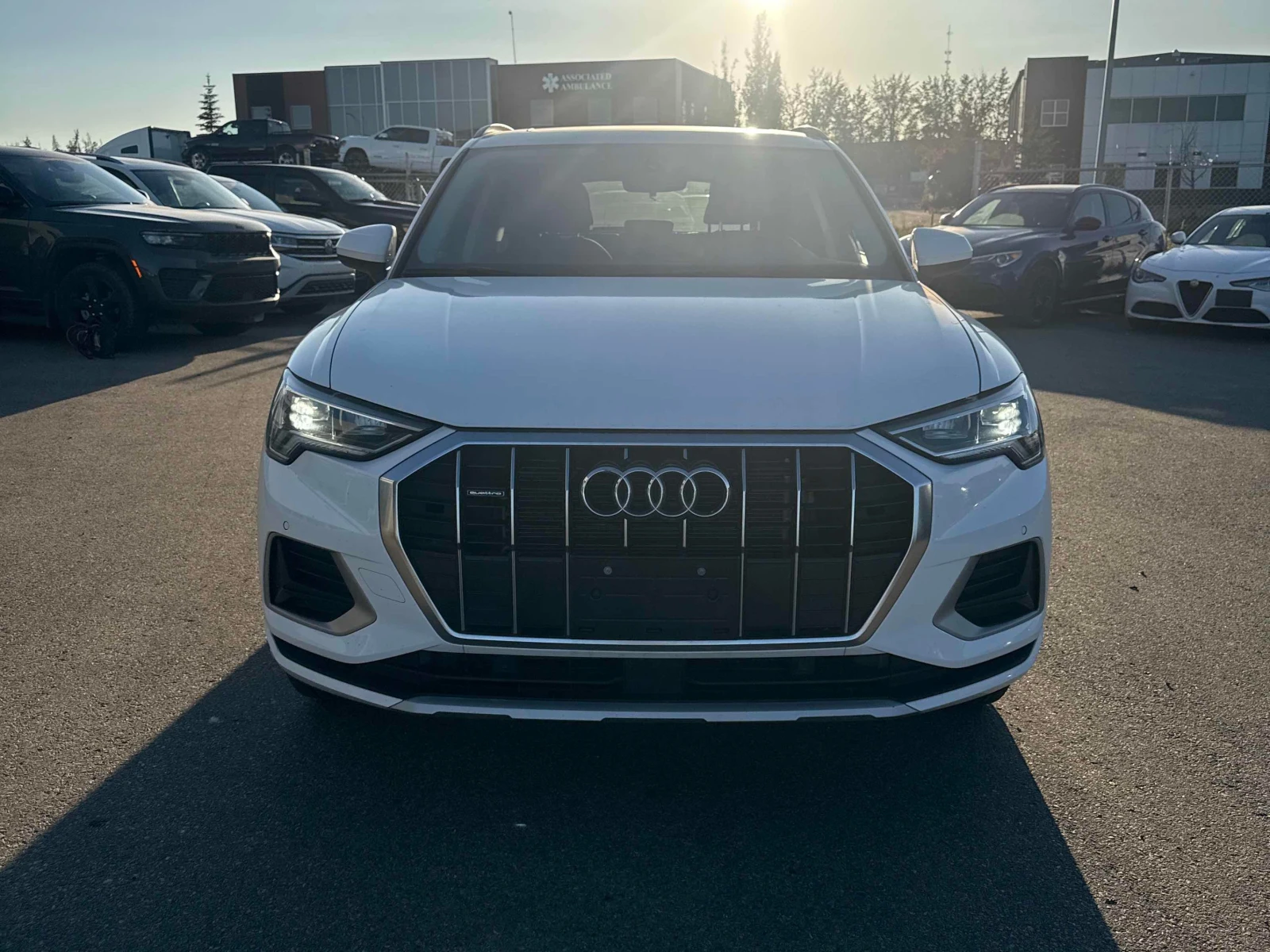 Audi Q3 * АВТОКРЕДИТ * ГЛАВНО ПРЕДСТАВИТЕЛСТВО, снимка 2 - Автомобили и джипове - 56130555