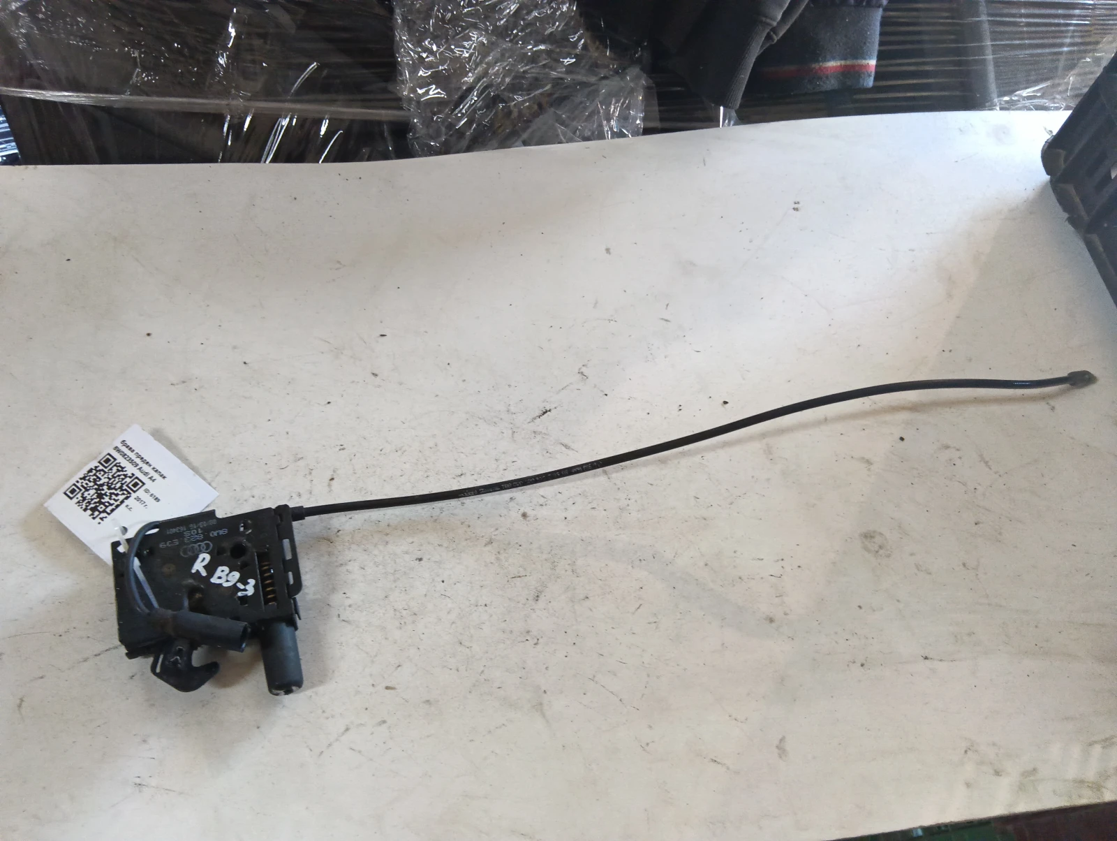 брава преден капак 8W0823509 Audi A4