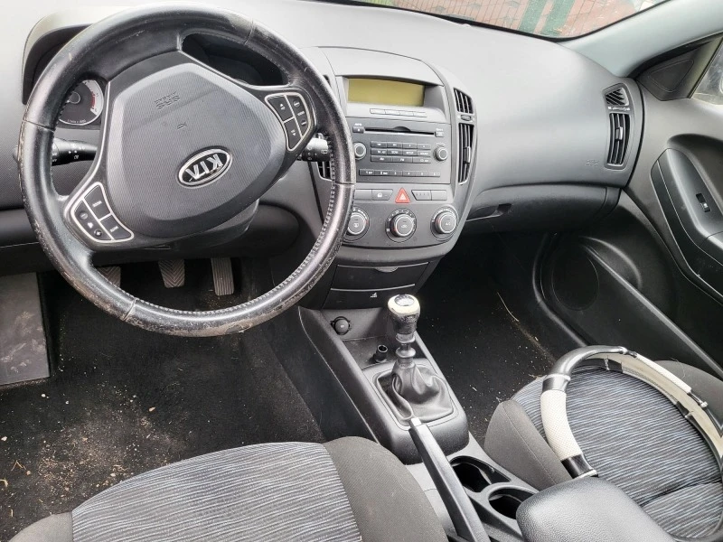 Kia Ceed 1.6crdi, снимка 9 - Автомобили и джипове - 47965959