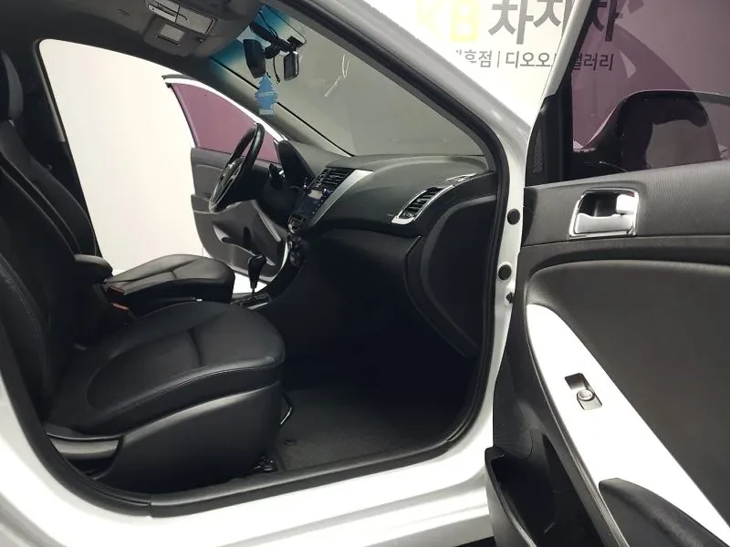 Hyundai Accent (New Model) 1.4 Vvt Modern, снимка 14 - Автомобили и джипове - 54937646