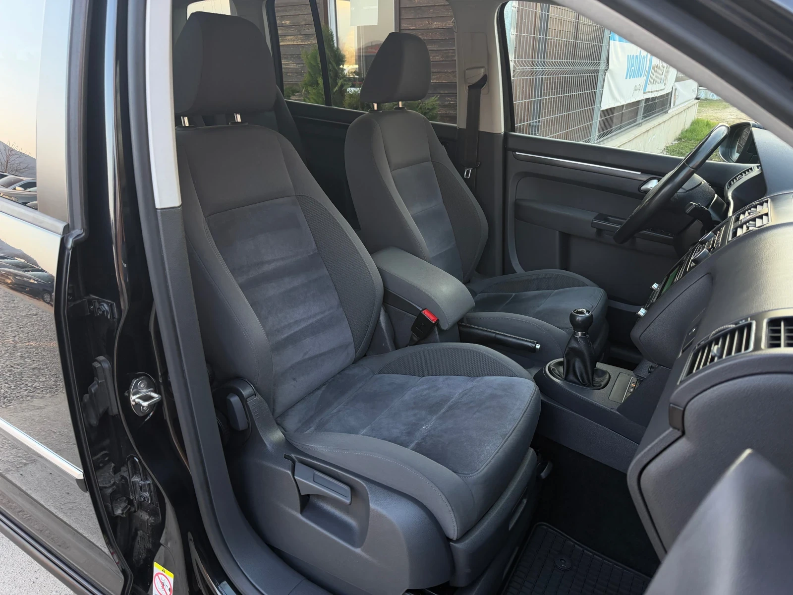 VW Touran 2.0TDi 140к.с * Климатроник* * High-Line* , снимка 13 - Автомобили и джипове - 53865988