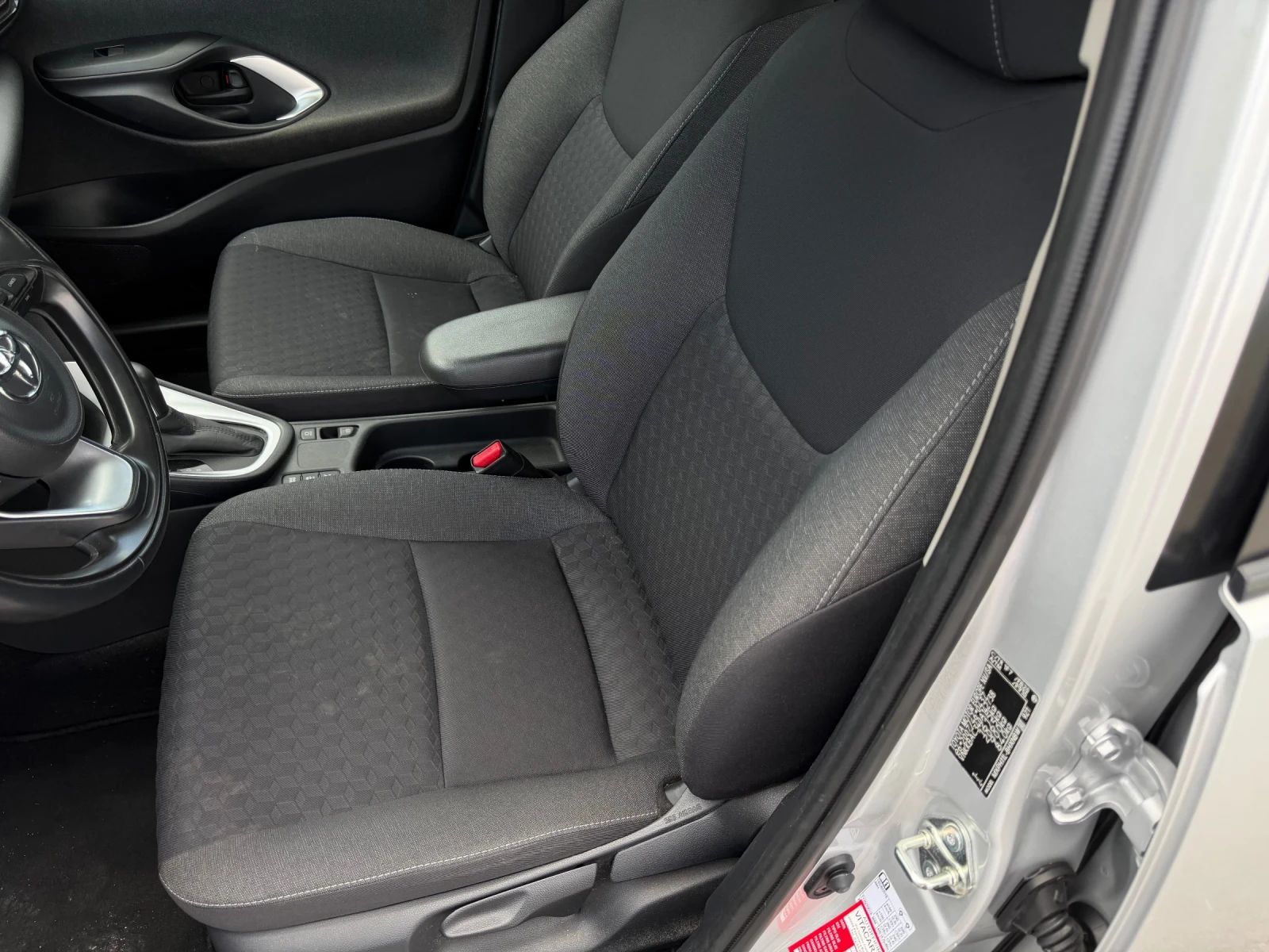 Toyota Yaris 1.5 HYBRID, снимка 10 - Автомобили и джипове - 55612387