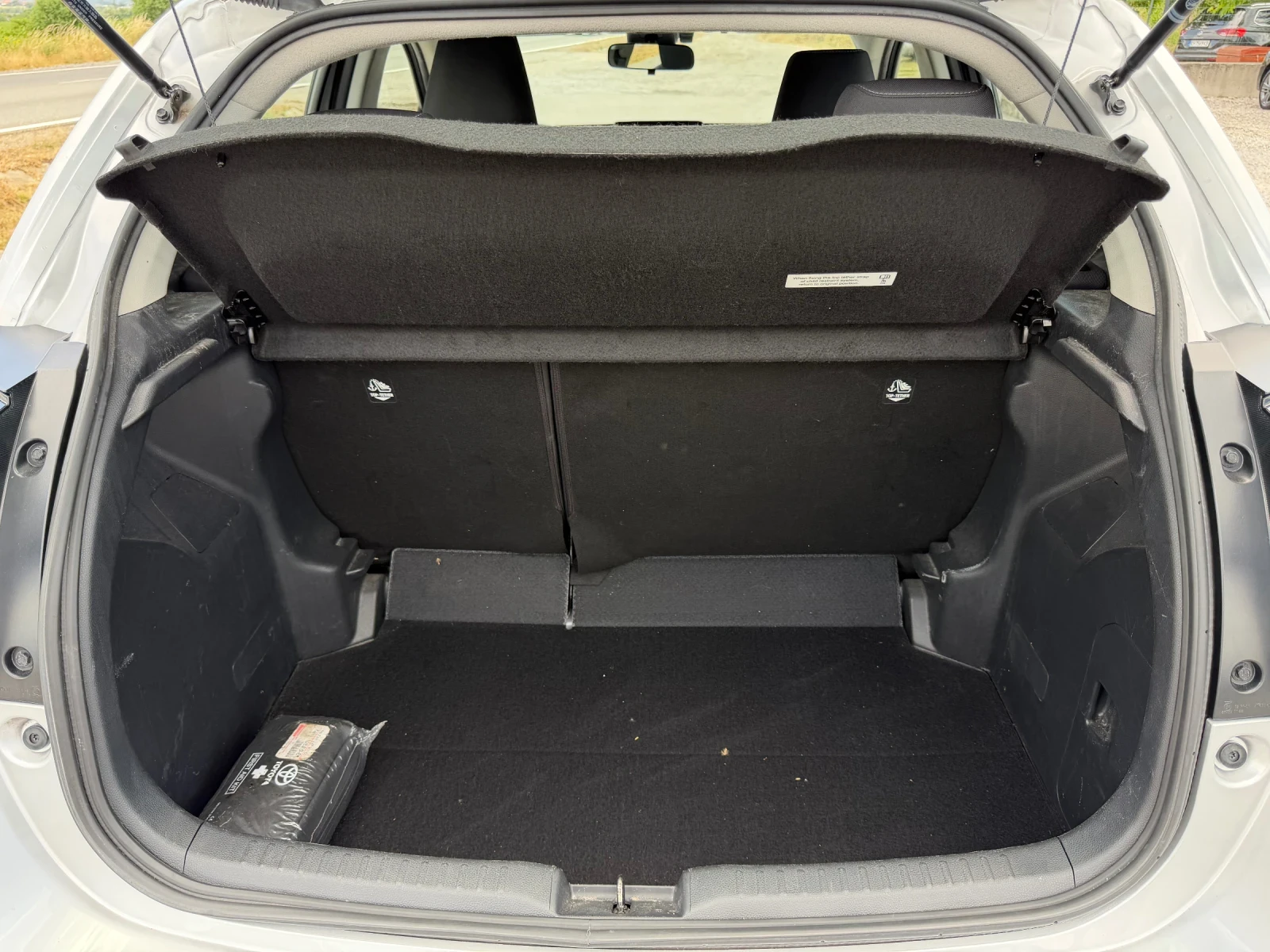 Toyota Yaris 1.5 HYBRID, снимка 6 - Автомобили и джипове - 55612387