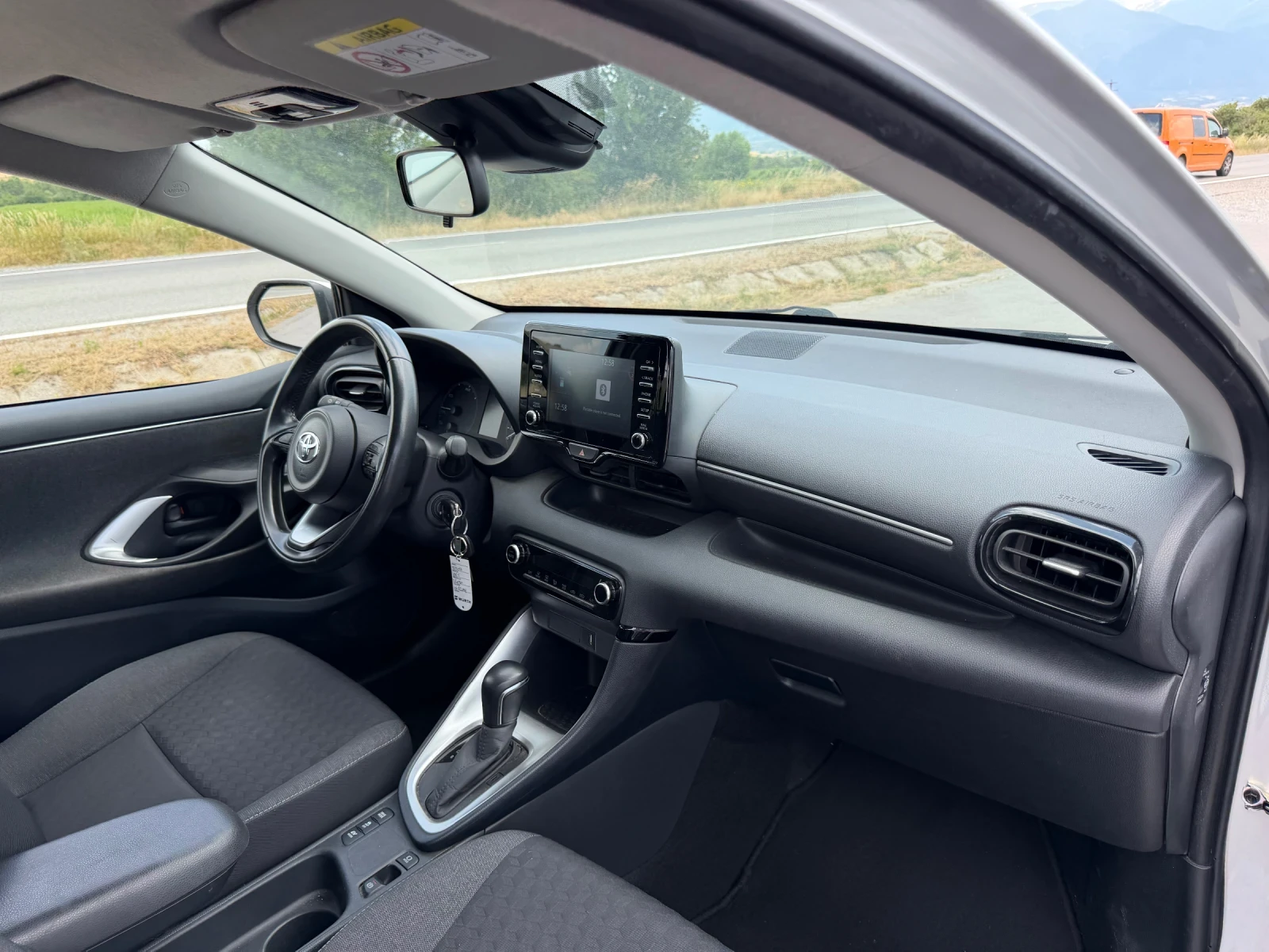 Toyota Yaris 1.5 HYBRID, снимка 13 - Автомобили и джипове - 55612387