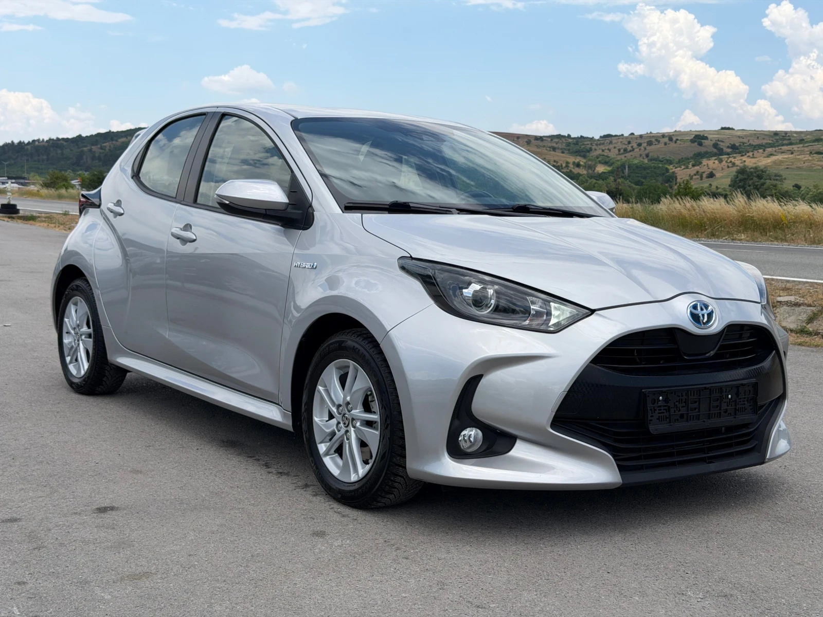 Toyota Yaris 1.5 HYBRID, снимка 2 - Автомобили и джипове - 55612387