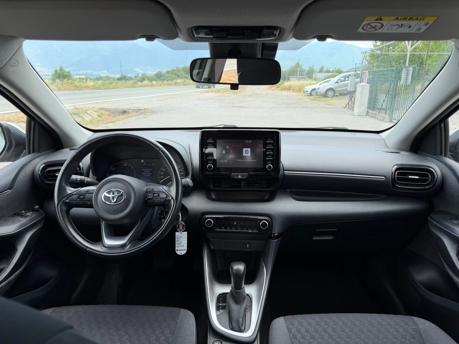Toyota Yaris 1.5 HYBRID, снимка 9 - Автомобили и джипове - 55612387