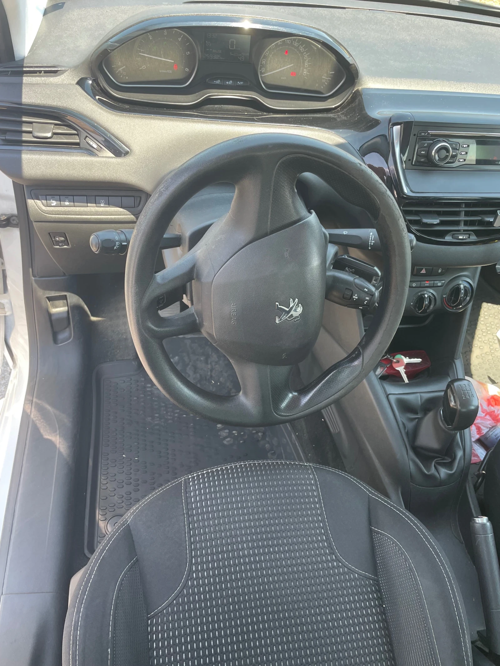 Peugeot 208 1.6 HDI 100 кс. Facelift , снимка 9 - Автомобили и джипове - 55705862