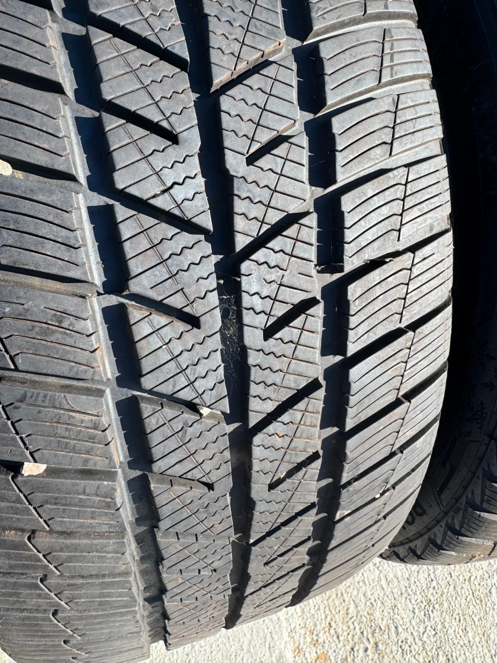 Гуми Зимни 245/40R18, снимка 2 - Гуми и джанти - 56665321