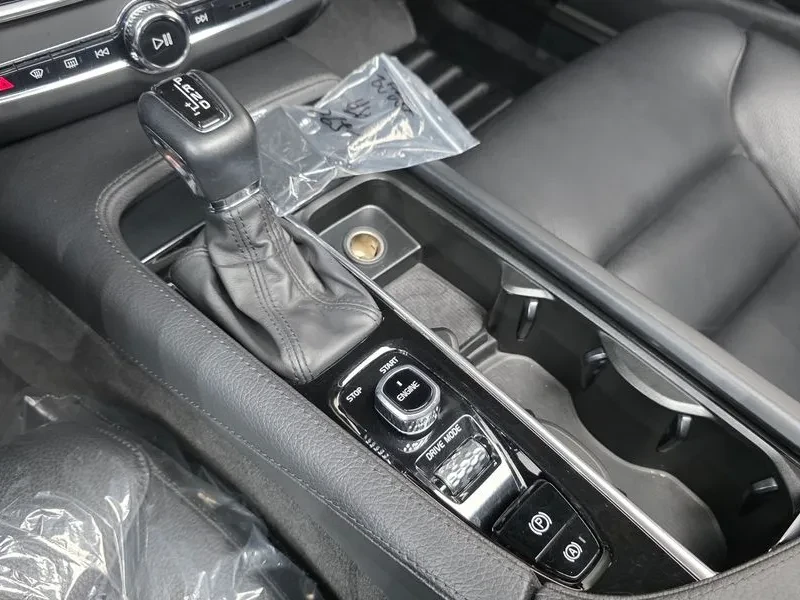 Volvo S90 T5 Momentum, снимка 17 - Автомобили и джипове - 56131468