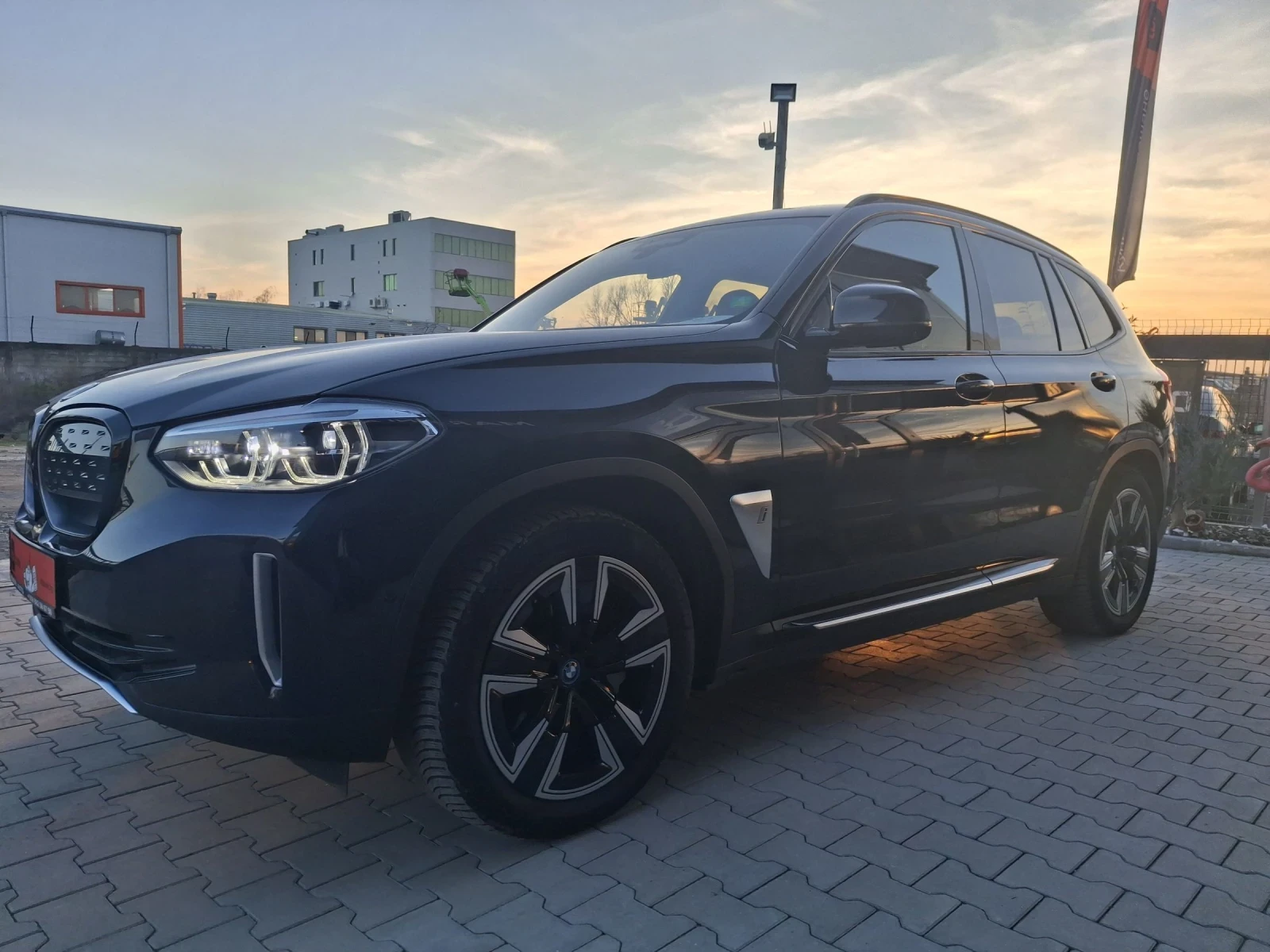 BMW iX3 M-Sport* 80kw* Shadowline* headUP* pano 360 Лизинг - изображение 4