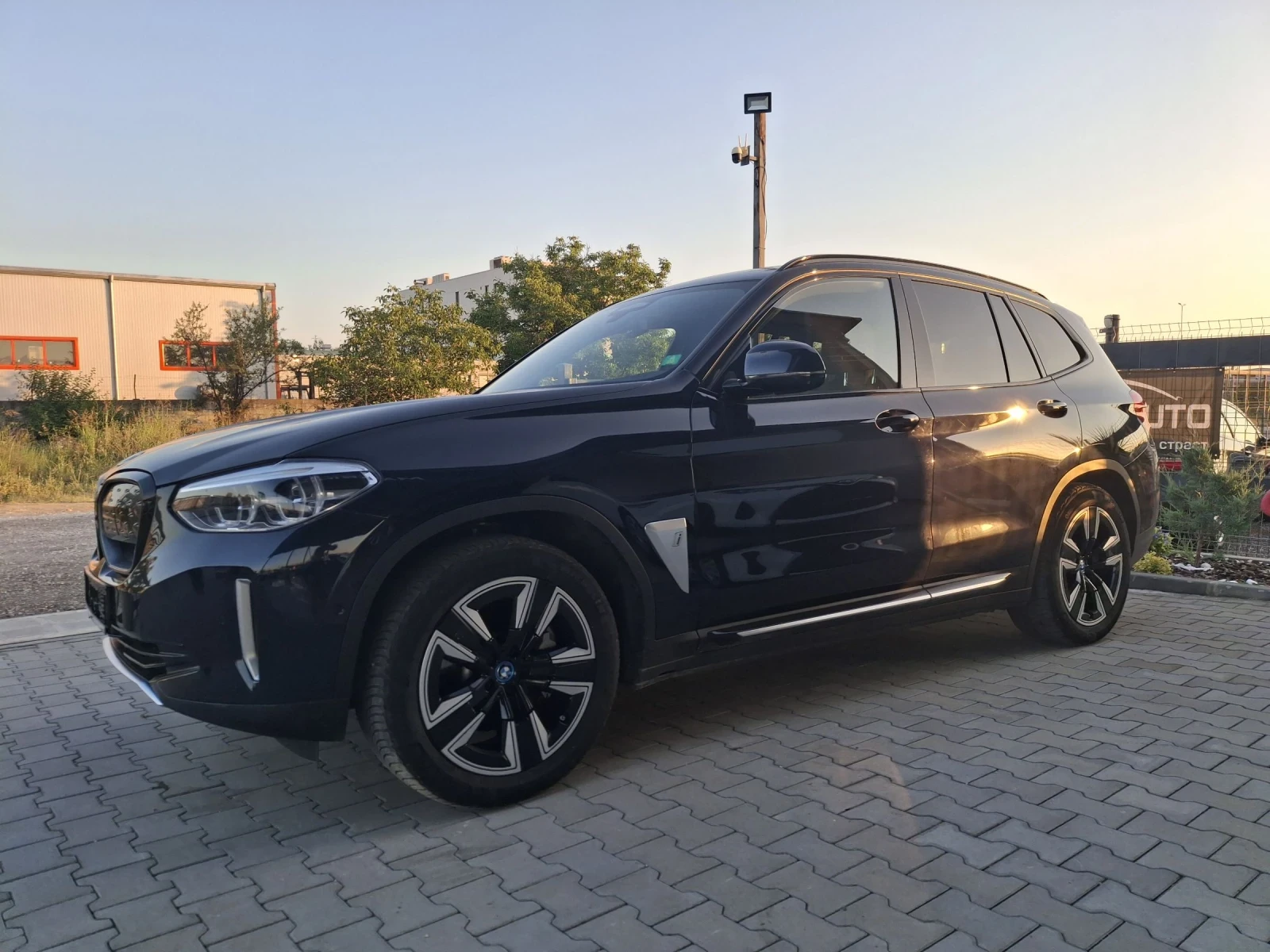 BMW iX3 M-Sport* 80kw* Shadowline* headUP* pano 360 - изображение 3