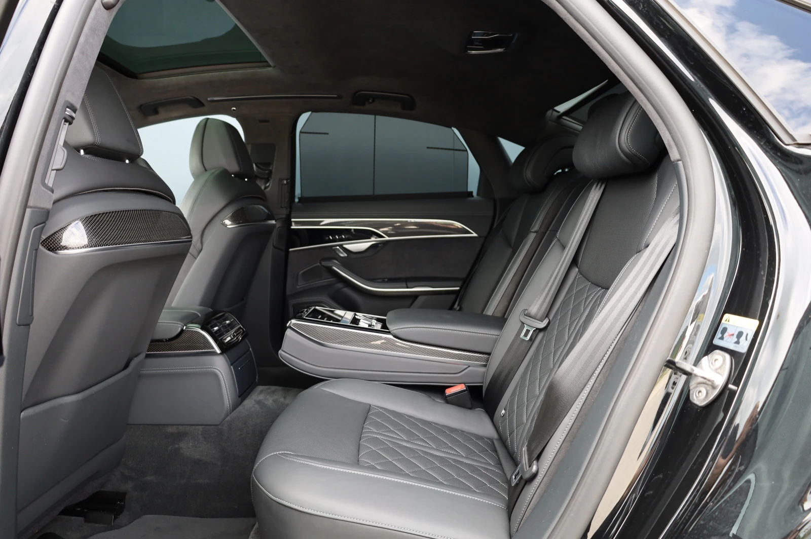 Audi S8 * CARBON* CERAMIC BRAKE* B&O* PANO* 360* , снимка 17 - Автомобили и джипове - 54891163