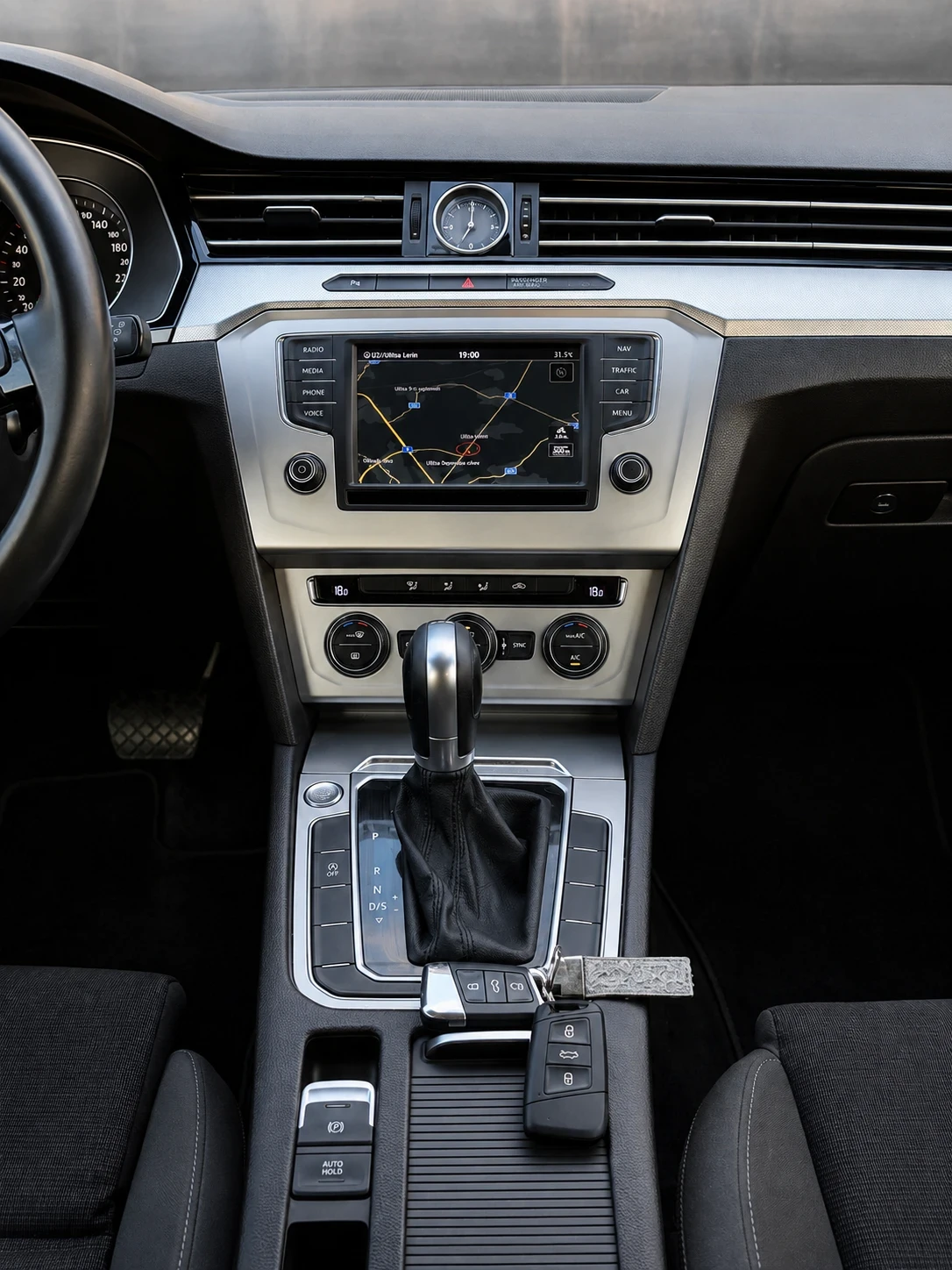 VW Passat 1.6TDI| DSG| DISTRONIC| NAVI| СОБСТВЕН ЛИЗИНГ, снимка 10 - Автомобили и джипове - 55804404