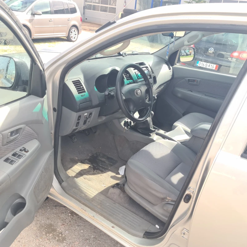 Toyota Hilux 2.5 D4D, снимка 10 - Автомобили и джипове - 53566087