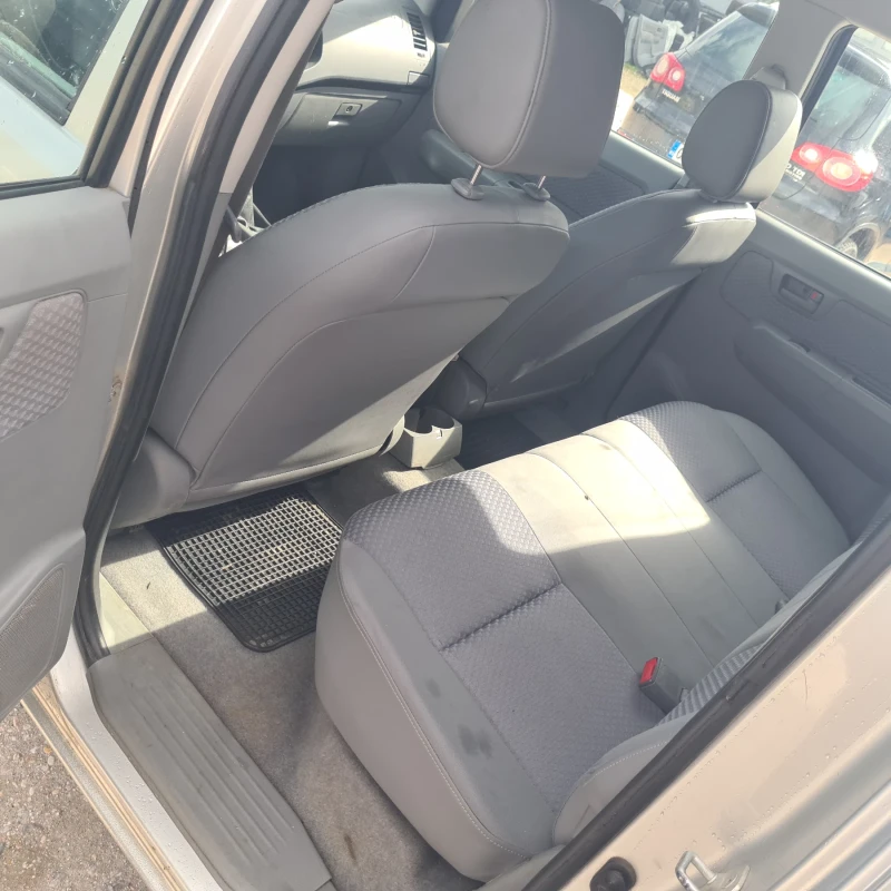 Toyota Hilux 2.5 D4D, снимка 9 - Автомобили и джипове - 53566087