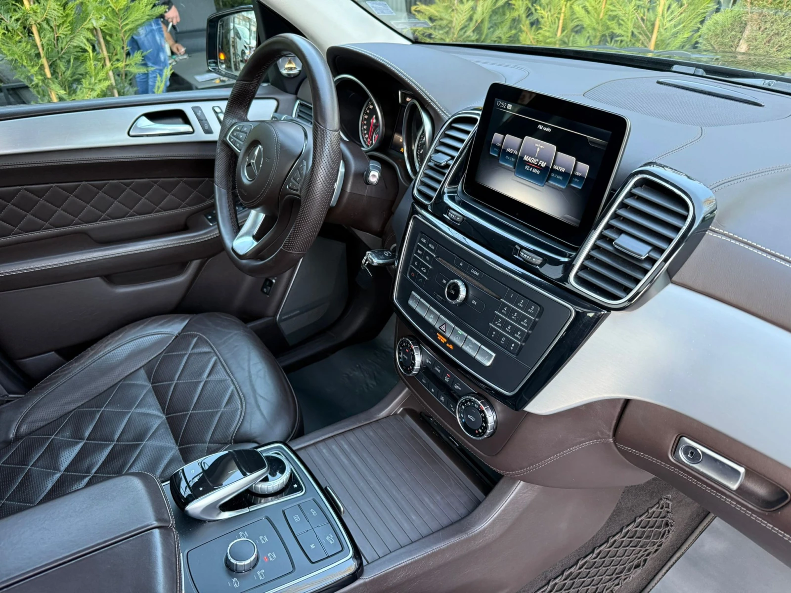 Mercedes-Benz GLS 400 DESIGNO, снимка 17 - Автомобили и джипове - 53833644