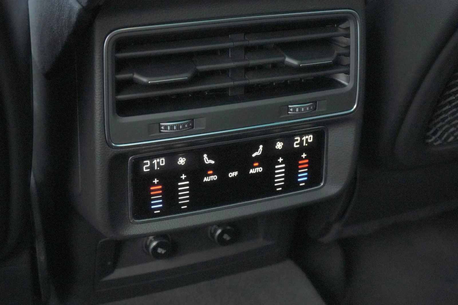 Audi RSQ8 CARBON* DISTR* HEAD-UP* B&O* MEMORY* , снимка 15 - Автомобили и джипове - 55909052