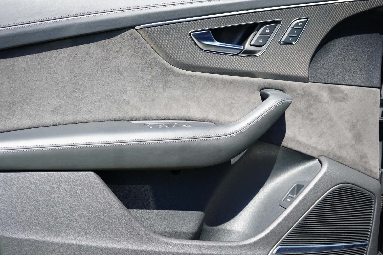 Audi RSQ8 CARBON* DISTR* HEAD-UP* B&O* MEMORY* , снимка 7 - Автомобили и джипове - 55627030