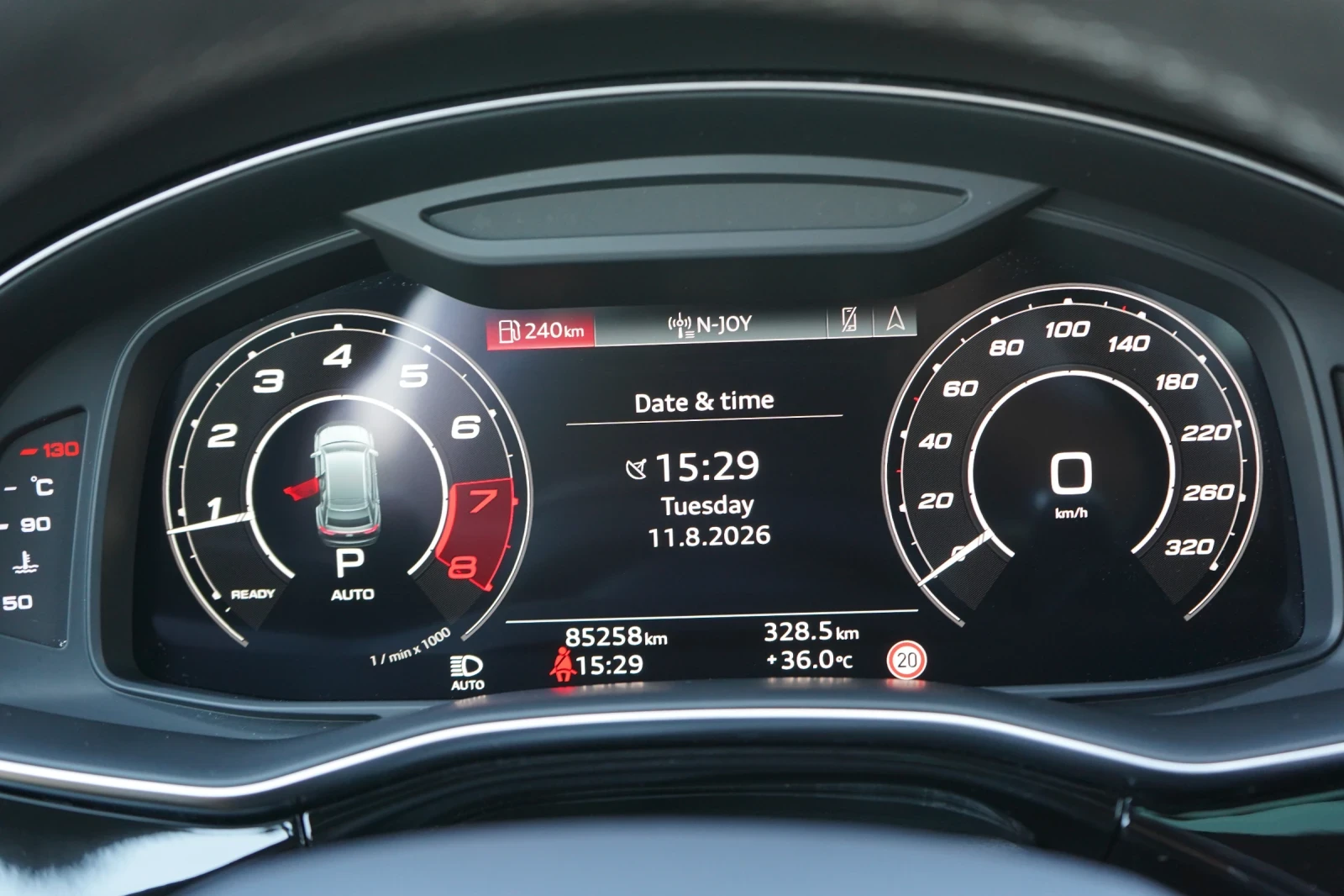 Audi RSQ8 CARBON* DISTR* HEAD-UP* B&O* MEMORY* , снимка 11 - Автомобили и джипове - 55627030
