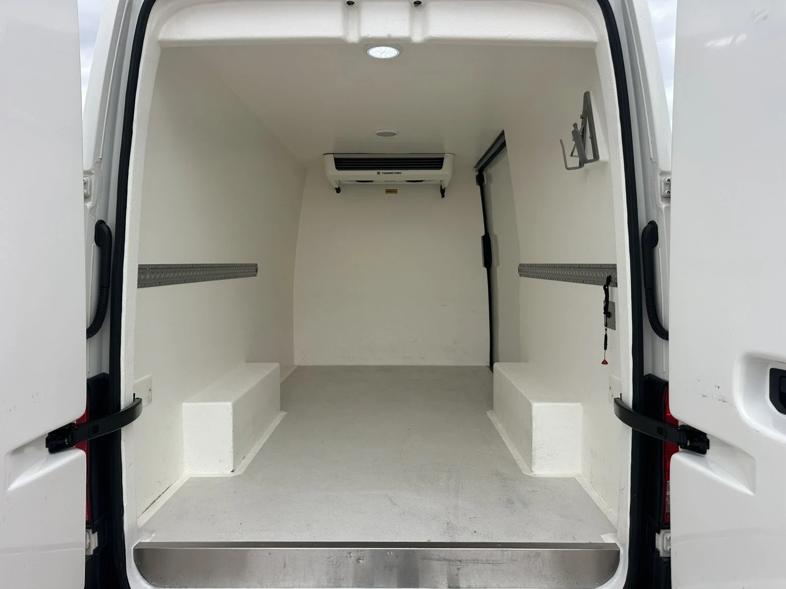 VW Crafter Хладилен, снимка 8 - Бусове и автобуси - 56469989