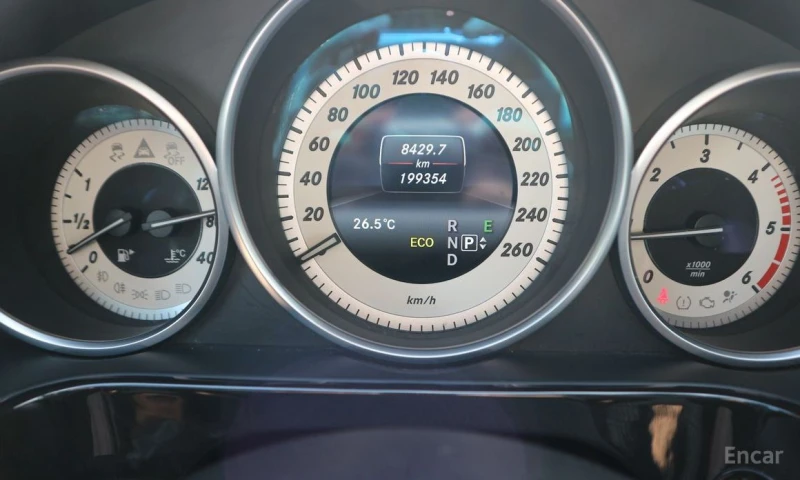 Mercedes-Benz E 220, снимка 8 - Автомобили и джипове - 52876606