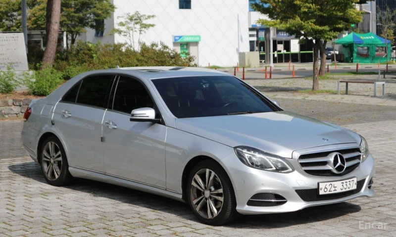 Mercedes-Benz E 220, снимка 2 - Автомобили и джипове - 52876606