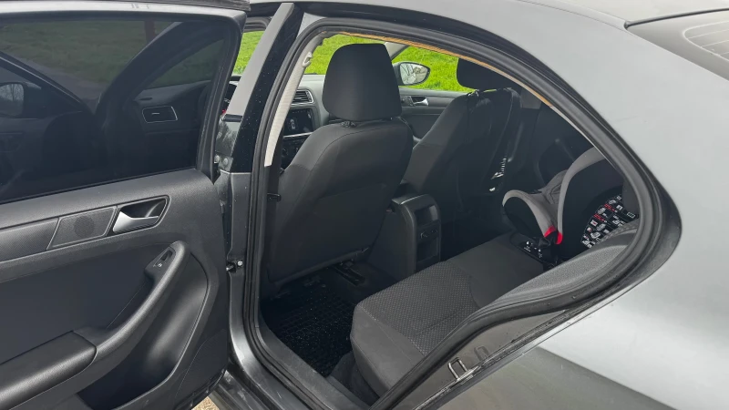 VW Jetta MK6, снимка 12 - Автомобили и джипове - 52907286