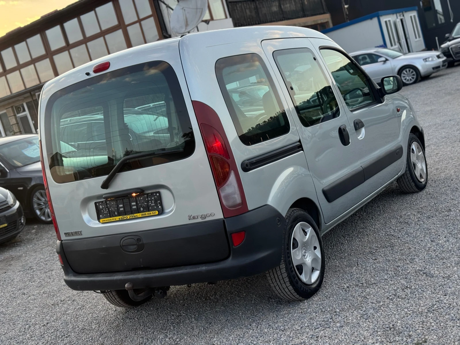 Renault Kangoo 1.6i 95кс КЛИМАТИК 4-врати - изображение 6