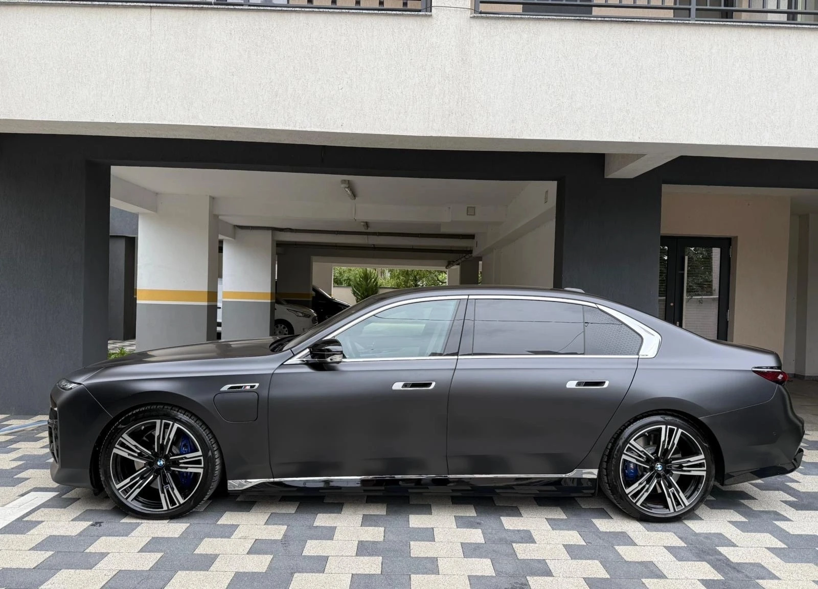 BMW 760 e Plug-in Hybrid xDrive - изображение 6
