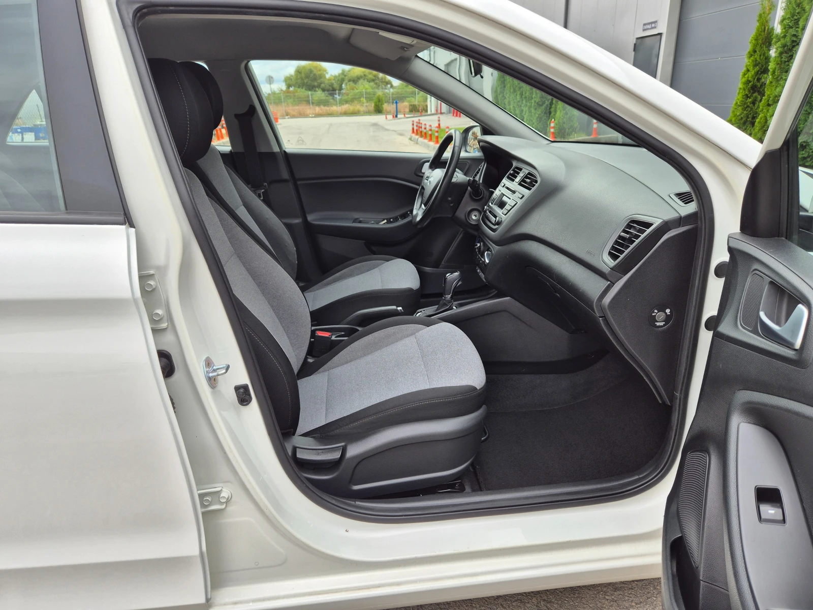 Hyundai I20 1.4i Avtomat Швейцария , снимка 16 - Автомобили и джипове - 56232734