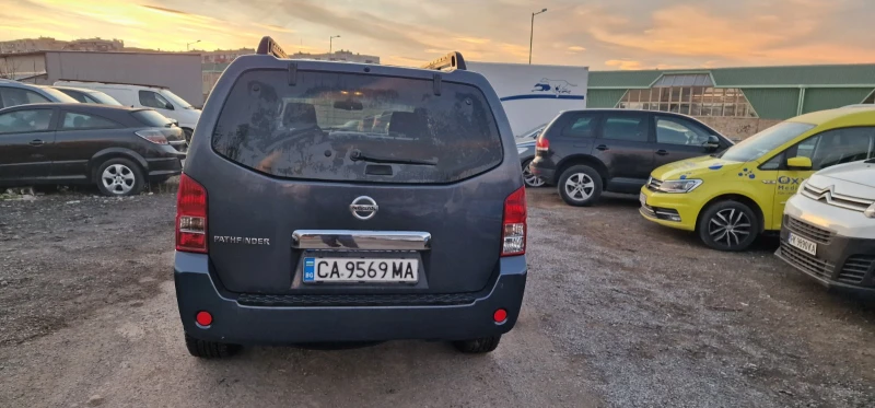 Nissan Pathfinder 2.5 DCTI, 7 мест., снимка 4 - Автомобили и джипове - 48118275