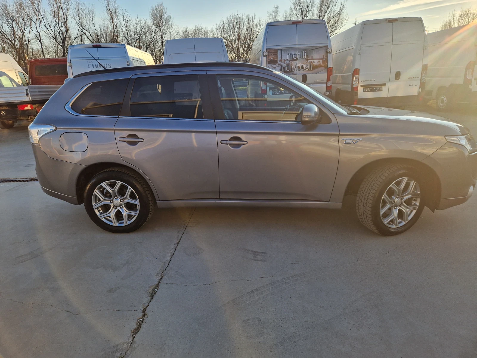 Mitsubishi Outlander 2.0 benzin-PLUG-IN HYBRID, NOV VNOS ITALIA KATO NO - изображение 3