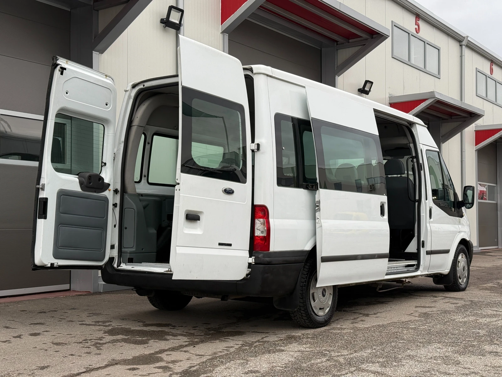 Ford Transit (8+ 1)2.2 TDCi FT 300 L Trend - изображение 6