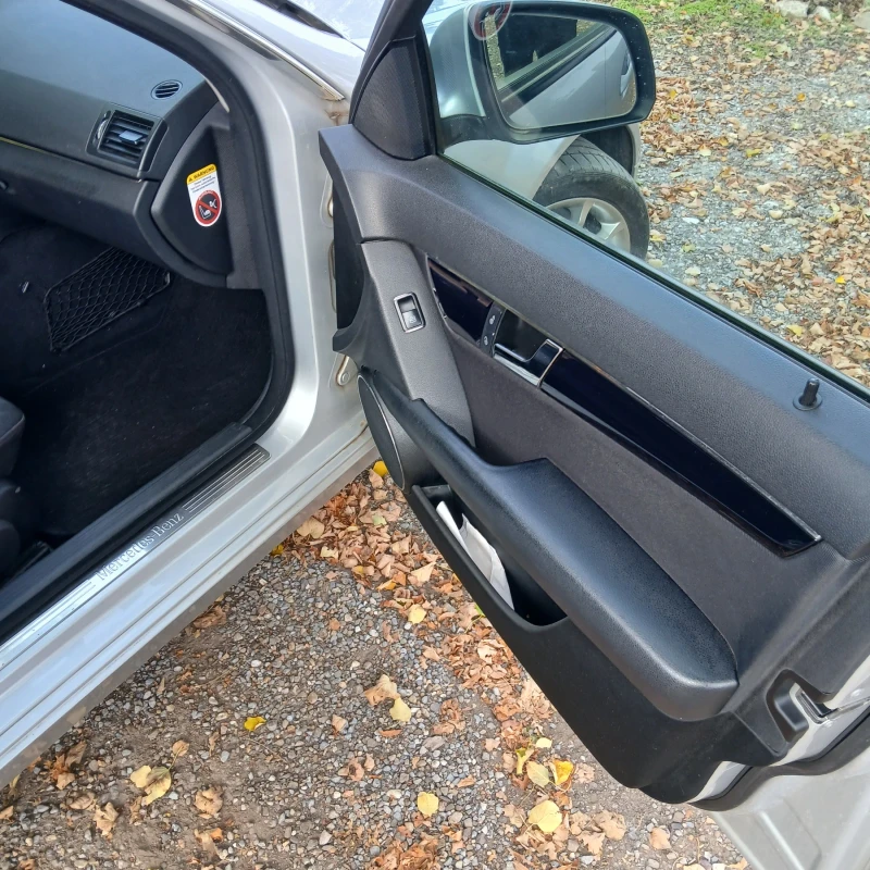 Mercedes-Benz C 220, снимка 10 - Автомобили и джипове - 52297850