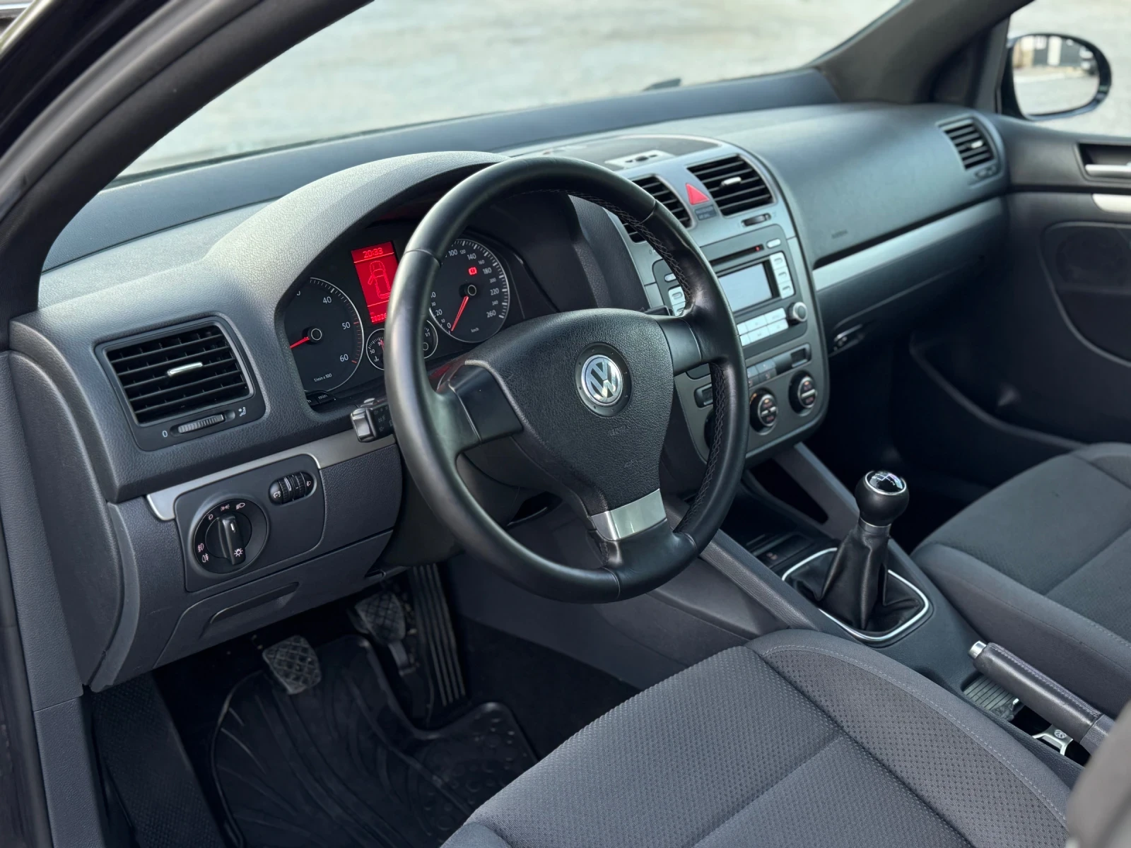 VW Golf 1.9TDI 105кс 6с ОТ ПЪРВИ СОБСТВЕНИК НОВ  - изображение 10