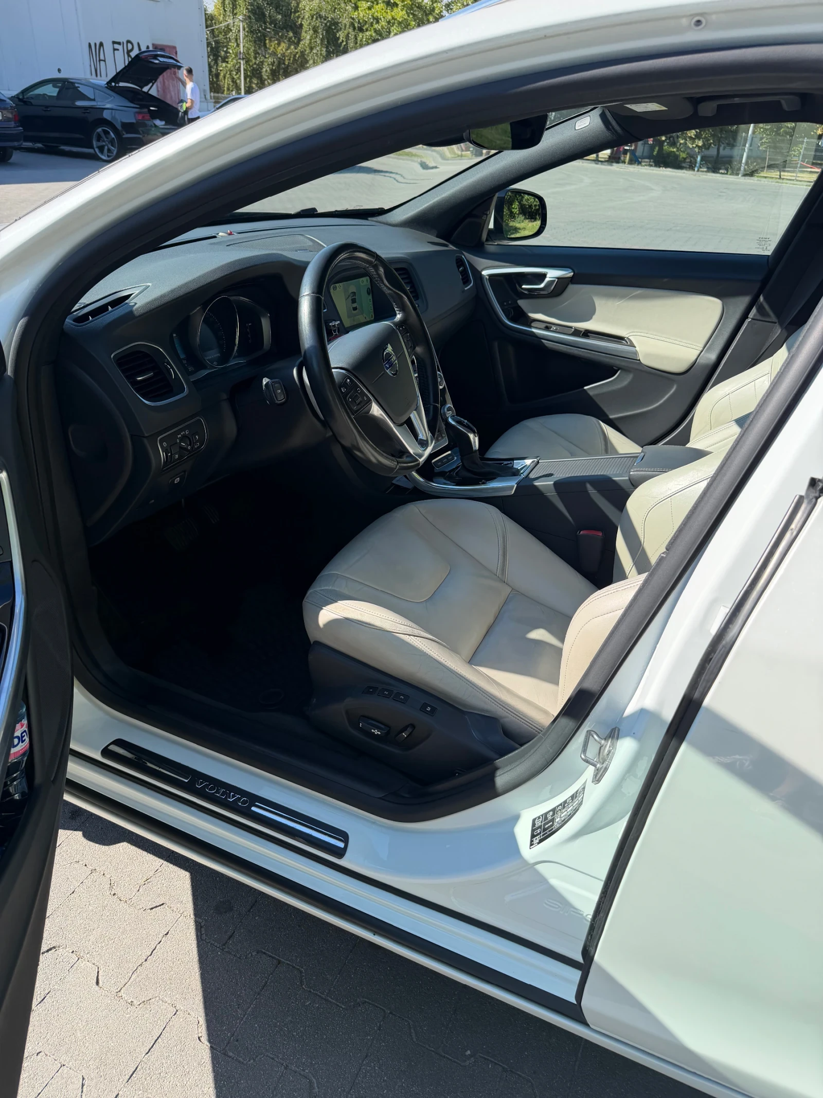 Volvo V60 2.4D5 Twin Engine Plug-in Hybrid AWD, снимка 10 - Автомобили и джипове - 56137253