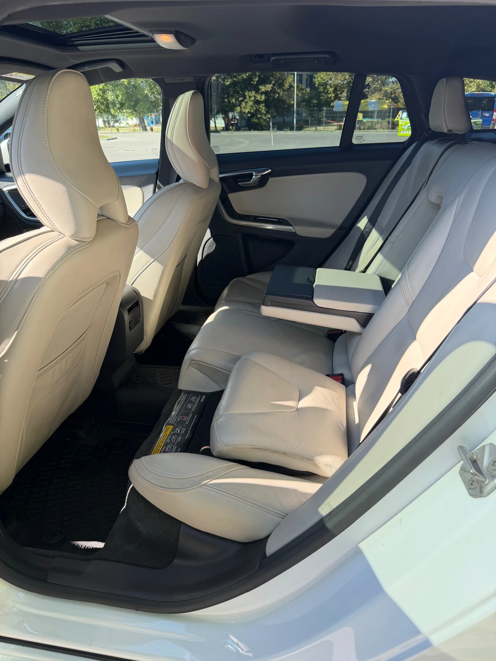 Volvo V60 2.4D5 Twin Engine Plug-in Hybrid AWD, снимка 12 - Автомобили и джипове - 56137253
