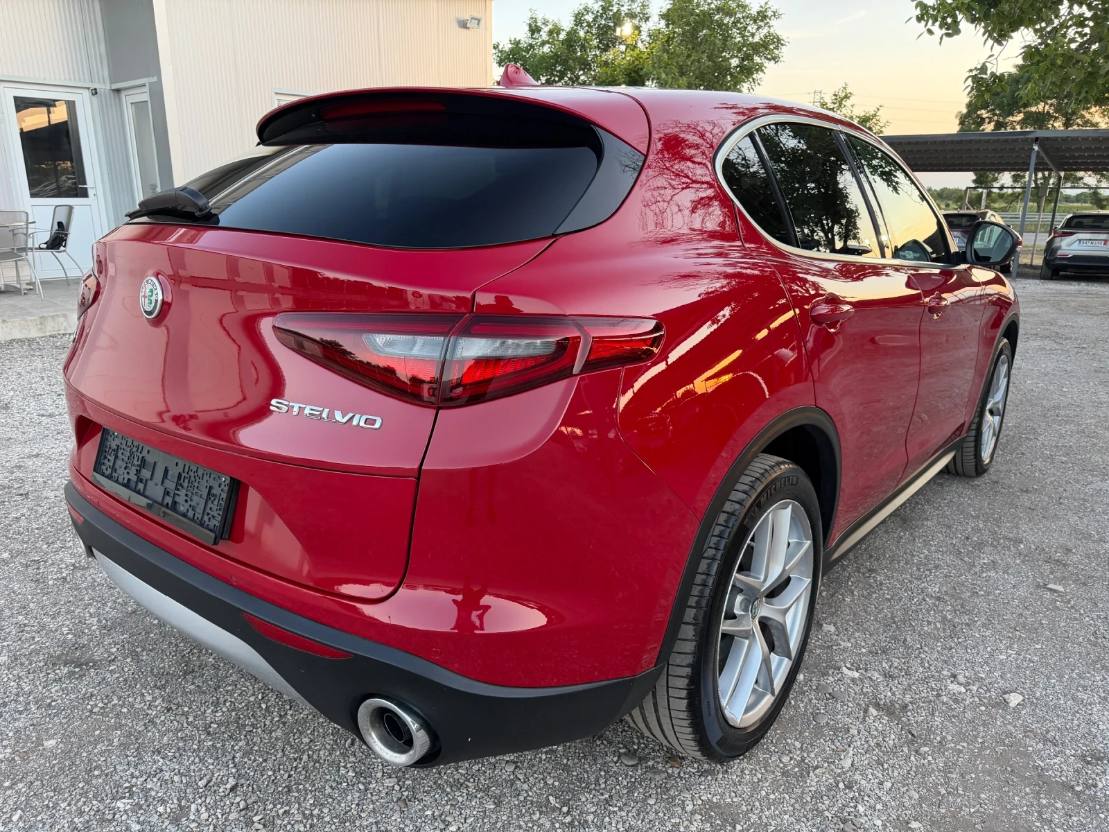 Alfa Romeo Stelvio 2.0-Turbo/Q4/Автомат/Дистроник/Камера, снимка 4 - Автомобили и джипове - 54963598