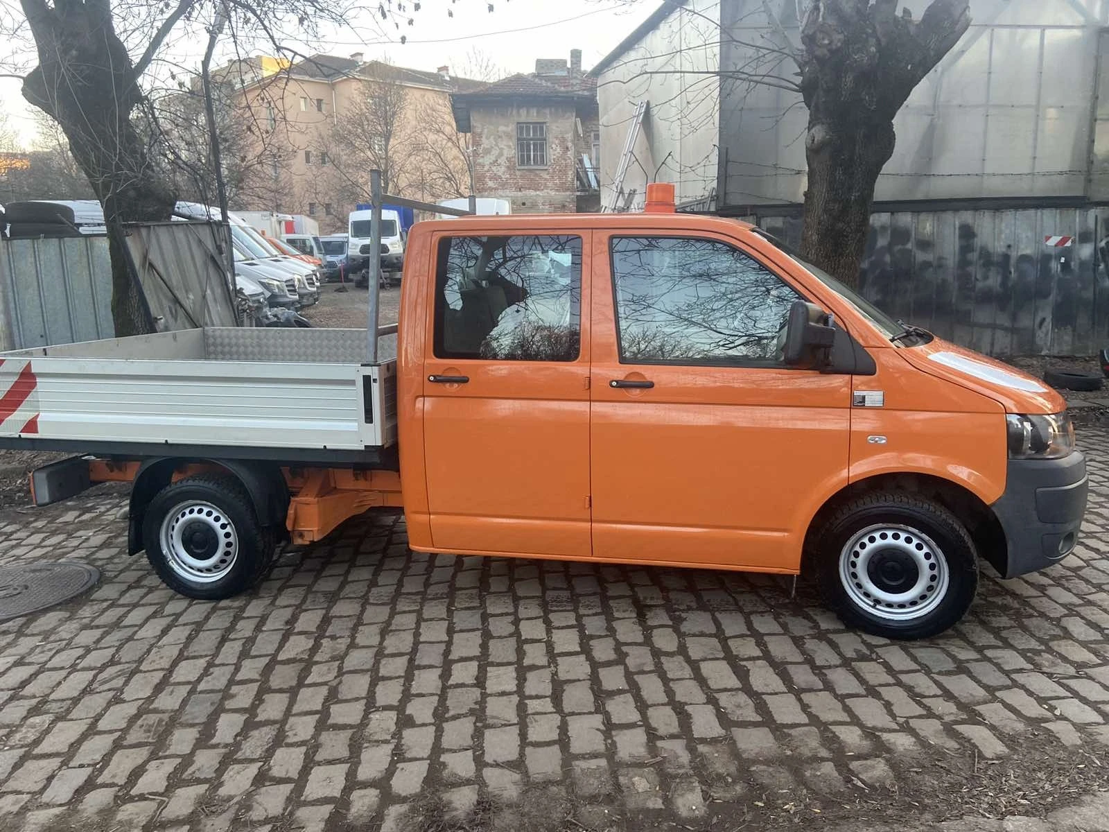 VW Transporter 2, 0 TDi - изображение 2