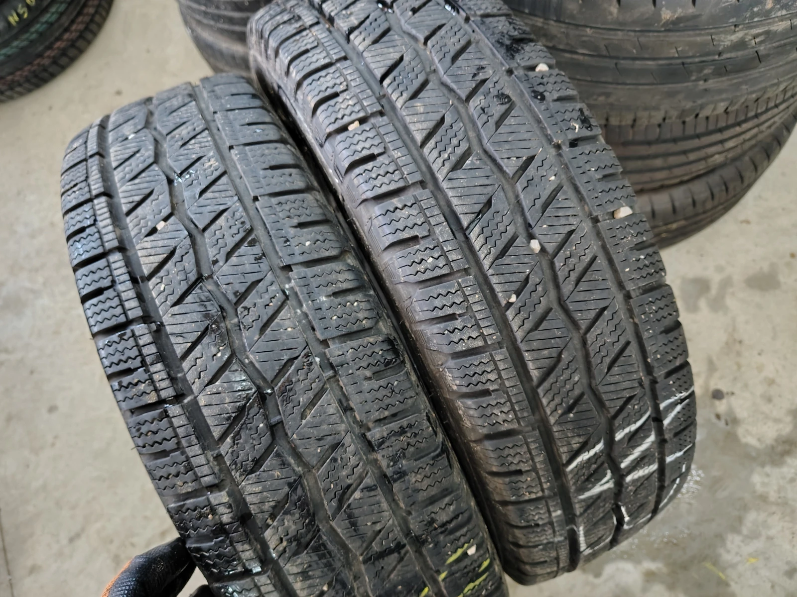 Гуми Зимни 205/75R16, снимка 2 - Гуми и джанти - 54088595
