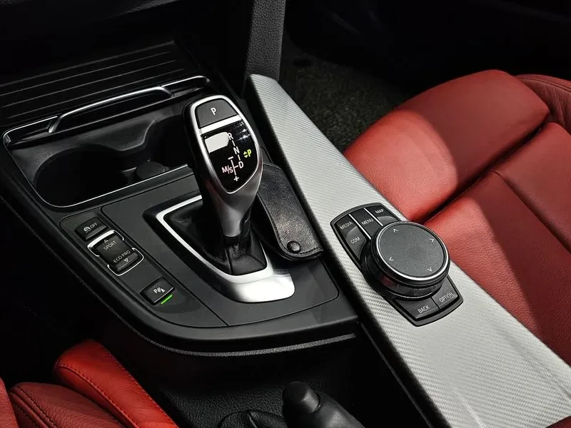 BMW 330 I M Sports Shadow, снимка 8 - Автомобили и джипове - 56001110