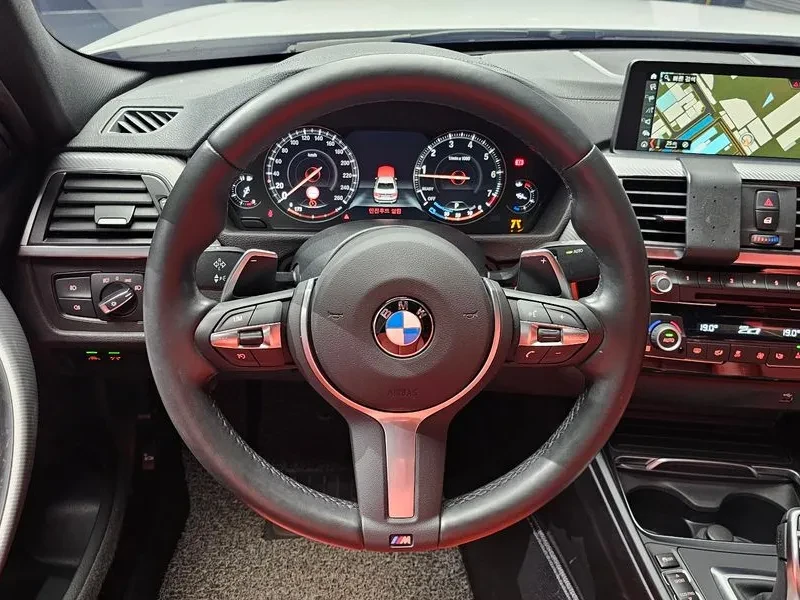 BMW 330 I M Sports Shadow, снимка 12 - Автомобили и джипове - 56001110