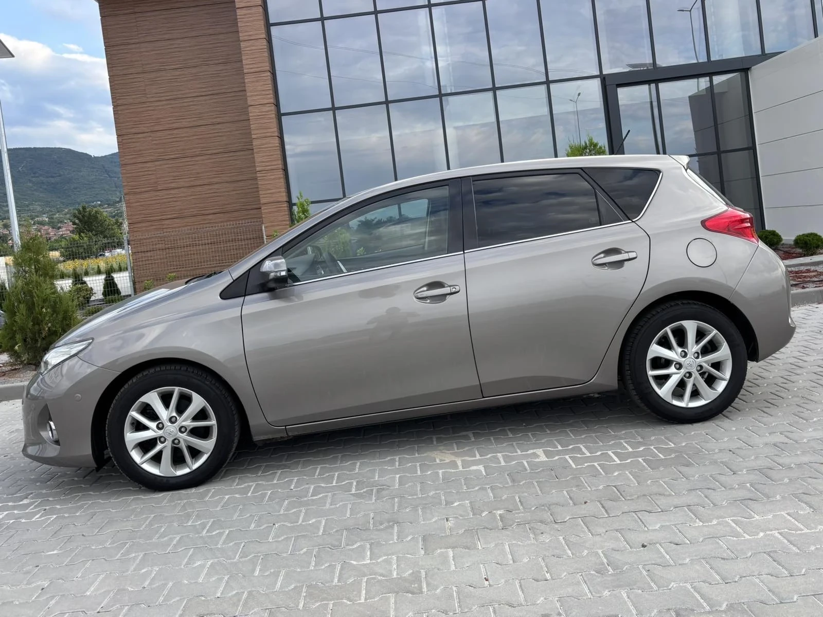 Toyota Auris 2.0 D4D KeyLess Go Navi Камера Кожа , снимка 6 - Автомобили и джипове - 55208025