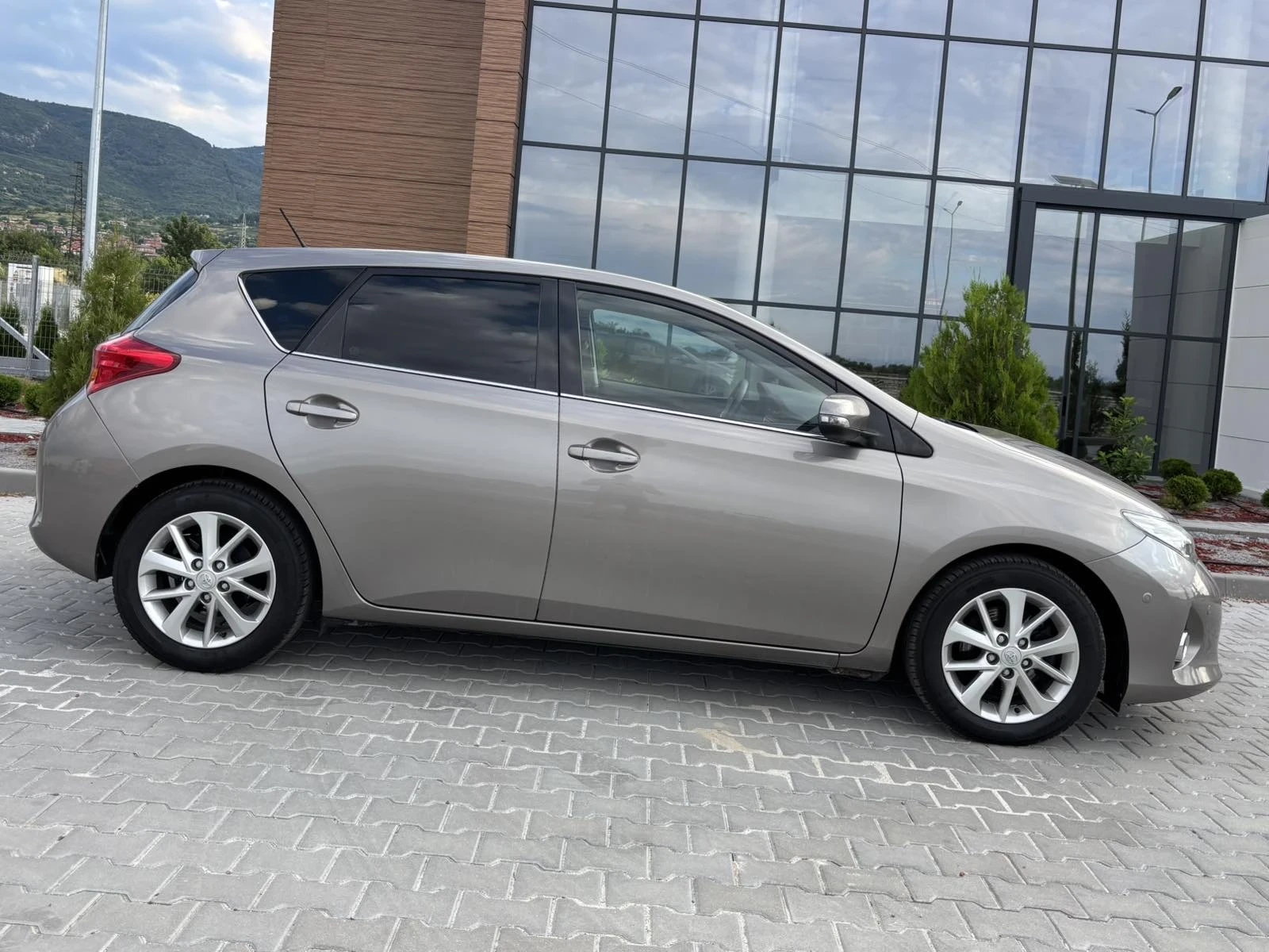 Toyota Auris 2.0 D4D KeyLess Go Navi Камера Кожа , снимка 7 - Автомобили и джипове - 55208025