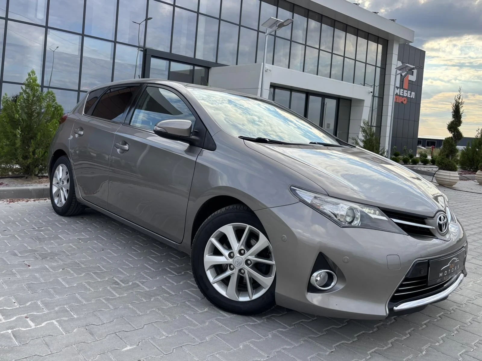 Toyota Auris 2.0 D4D KeyLess Go Navi Камера Кожа , снимка 2 - Автомобили и джипове - 55208025