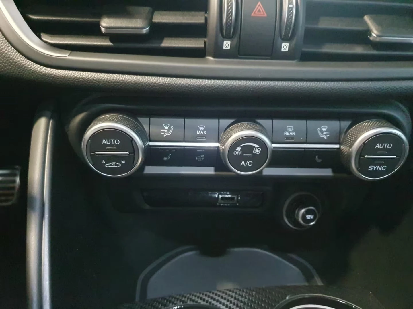 Alfa Romeo Giulia QUADRIFOGLIO/V6/BI-TURBO/CAM/CARBON/563z, снимка 12 - Автомобили и джипове - 55210729