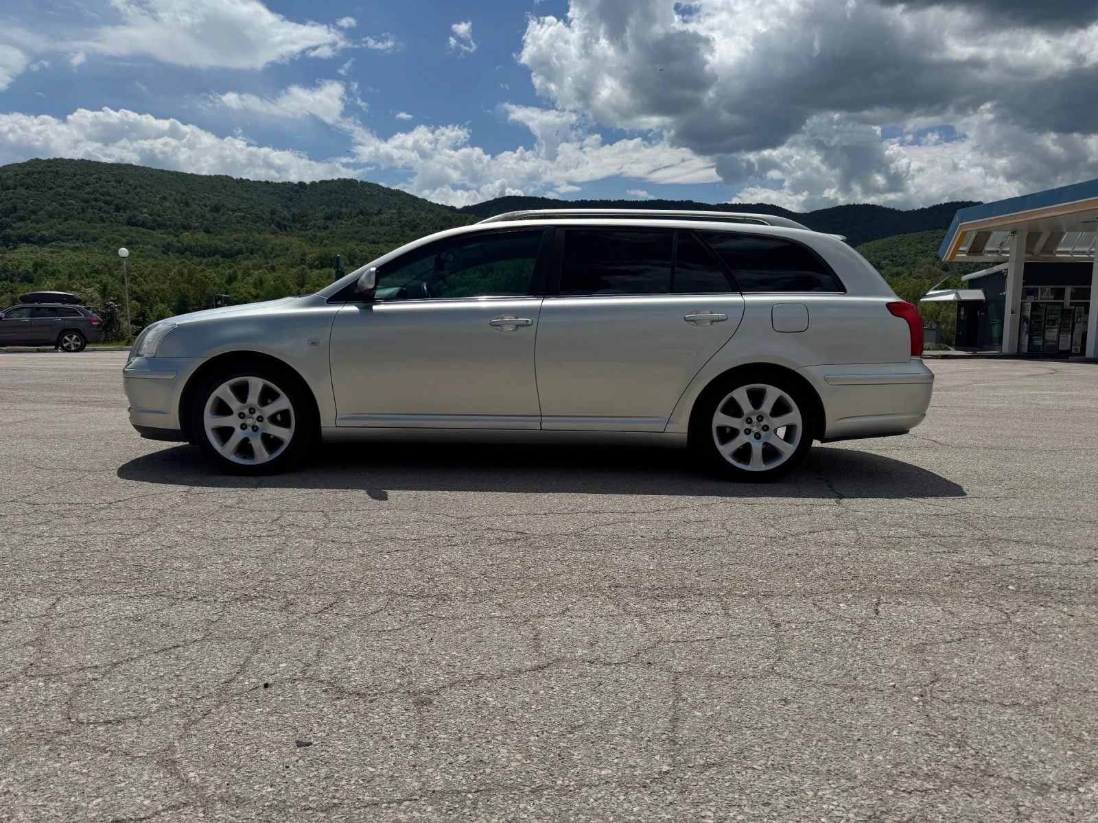 Toyota Avensis 1.8 vvti, снимка 3 - Автомобили и джипове - 56656818